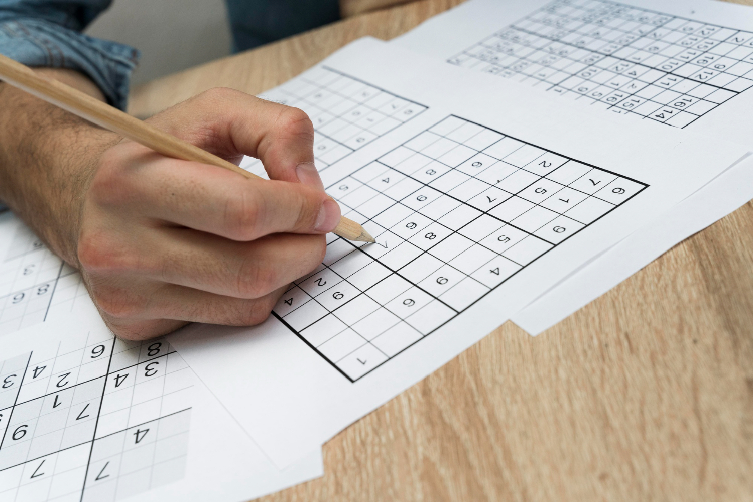 Aluno resolvendo sudoku à lápis
