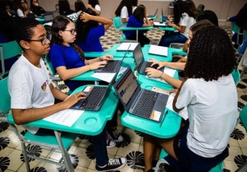 Estudantes do 6º ao 8º ano do Ensino Fundamental usam o Geekie One no Colégio Antônio Vieira, em Salvador (BA)