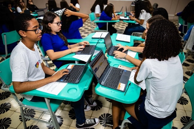 Estudantes do 6º ao 8º ano do Ensino Fundamental usam o Geekie One no Colégio Antônio Vieira, em Salvador (BA)