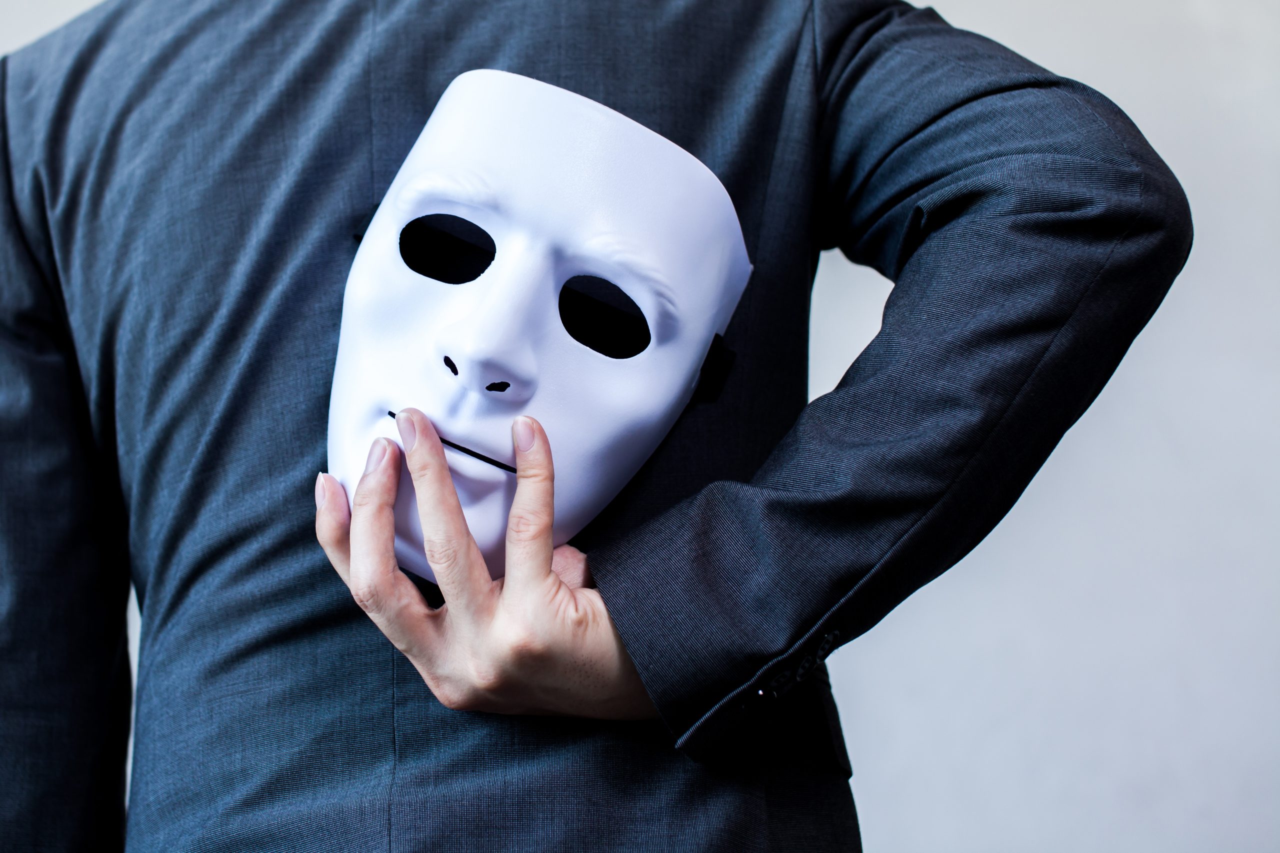 Comunicacao para Charradeau usa mascaras a fim de transmitir ou ocultar informações - InfoGeekie - Alex Contin