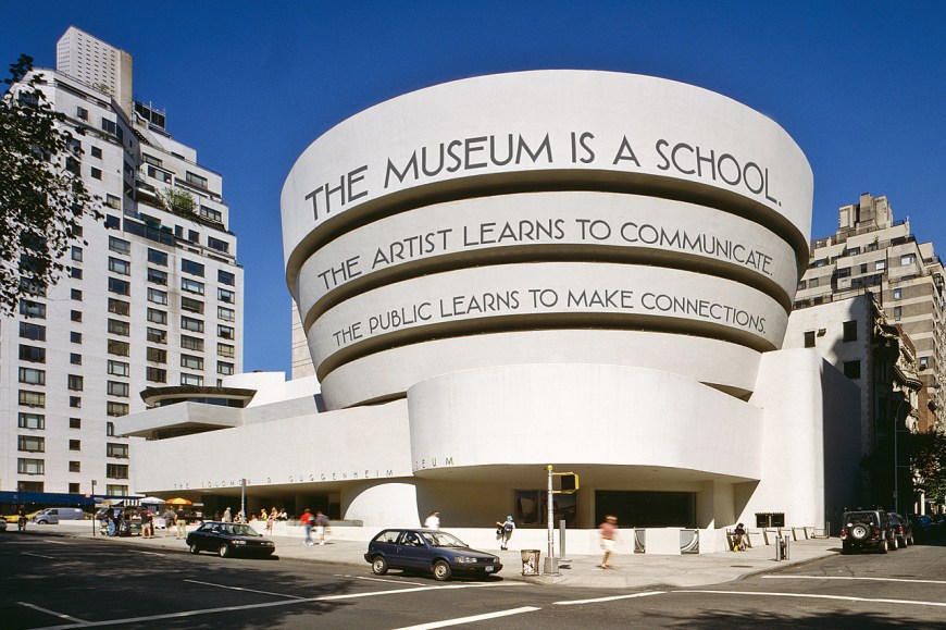 O trabalho artístico de Luis Camnitzer já esteve exposto nas fachadas de mais de uma dezena de museus ao redor do globo como na do Museu Solomon R. Guggenheim, em Nova York.