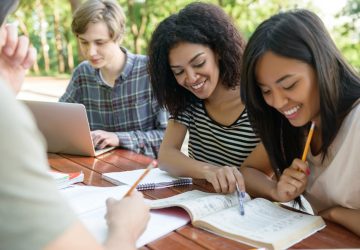 Estudantes participando de uma atividade colaborativa de aprendizagem baseada em projetos ao ar livre.