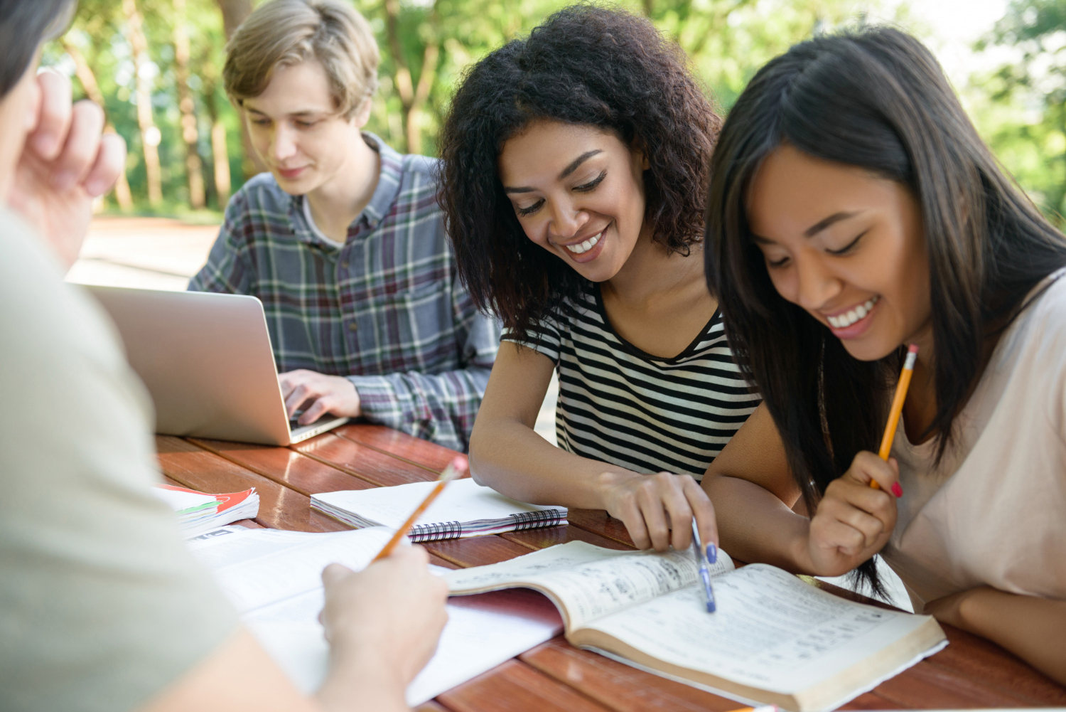 Estudantes participando de uma atividade colaborativa de aprendizagem baseada em projetos ao ar livre.