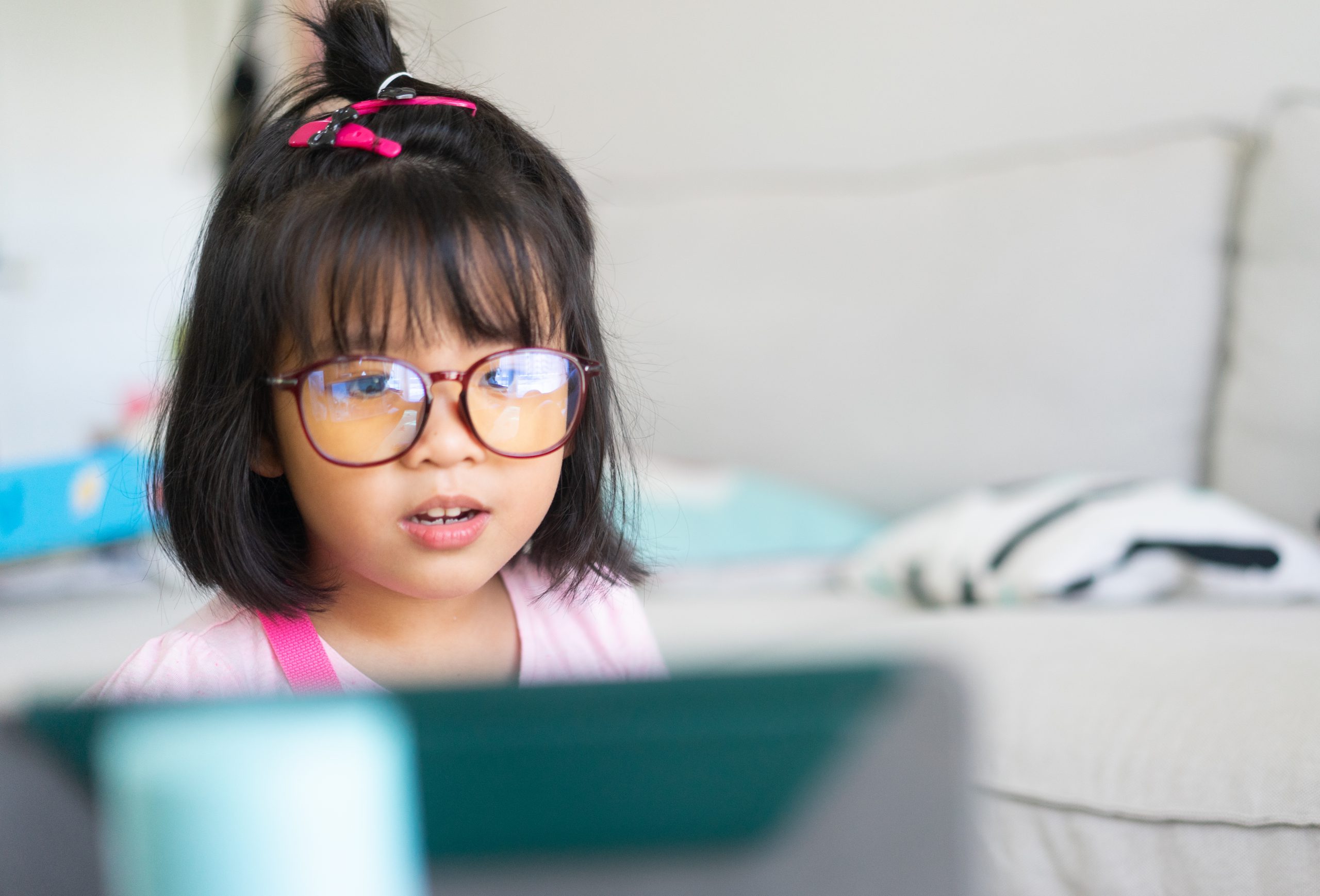 Lazer e entretenimento infantil. tecnologia e dispositivos digitais na  educação de crianças. garota feliz e sorridente jogando jogos no celular.