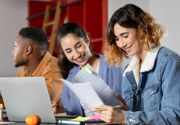 Equipe planejando estratégias de campanha de matrículas.
