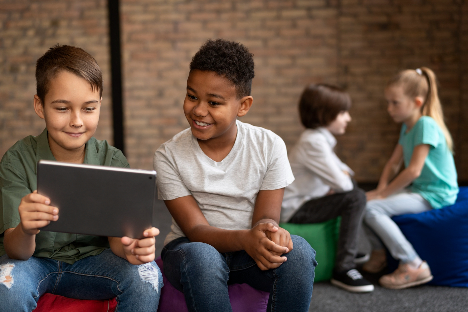 Crianças usando tablet, benefícios da inteligência artificial na educação infantil.