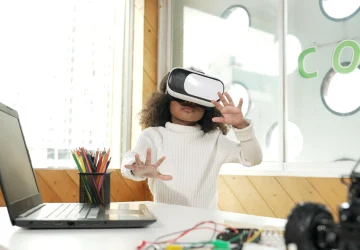 Estudante usando ferramentas de IA na educação em sala de aula de tecnologia.