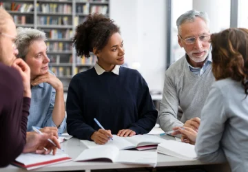 Equipe escolar usando dados na educação