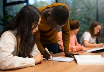 Turma utilizando o melhor material didático para a escola
