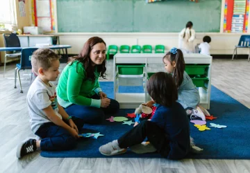 Professora que sabe sobre os campos de experiência BNCC em sala de aula de Educação Infantil