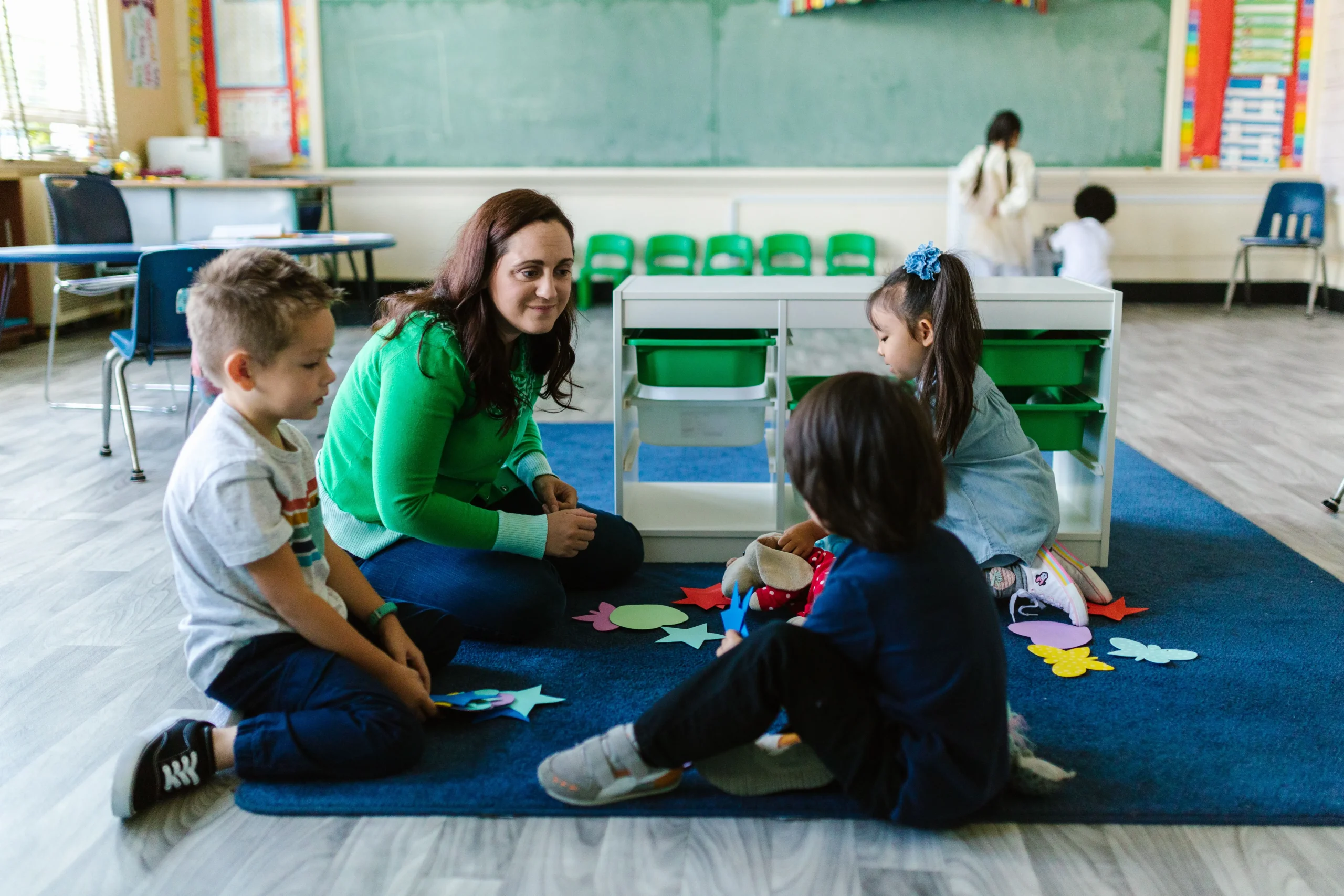 Professora que sabe sobre os campos de experiência BNCC em sala de aula de Educação Infantil