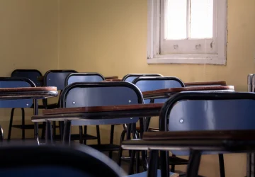 Sala de aula de uma escola, ambiente primordial para aplicar as bases da BNCC
