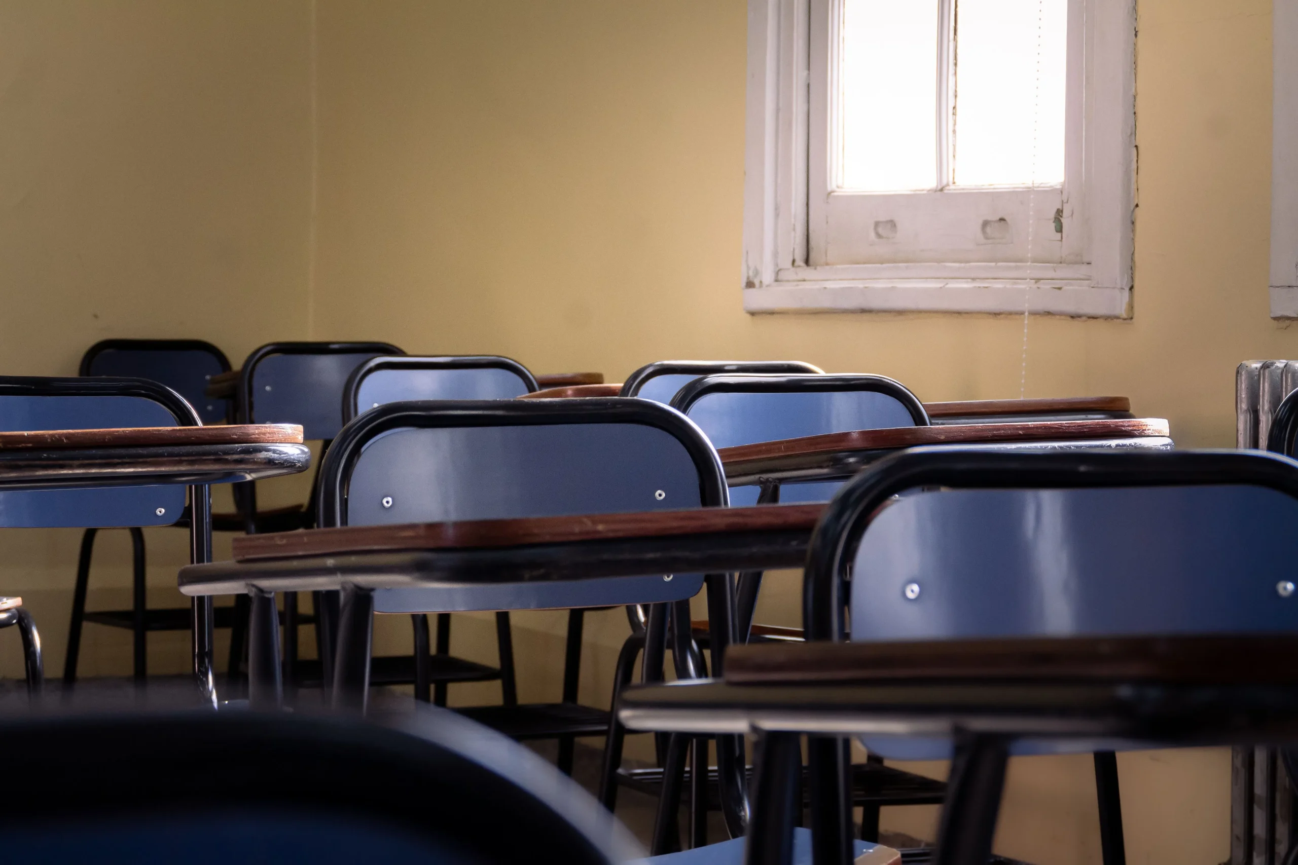 Sala de aula de uma escola, ambiente primordial para aplicar as bases da BNCC
